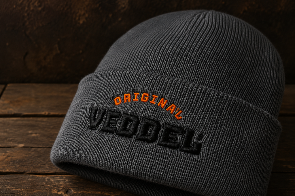 Original Veddel Beanie, fein gestrickte Mütze mit Stickerei – Nahaufnahme der Stickerei